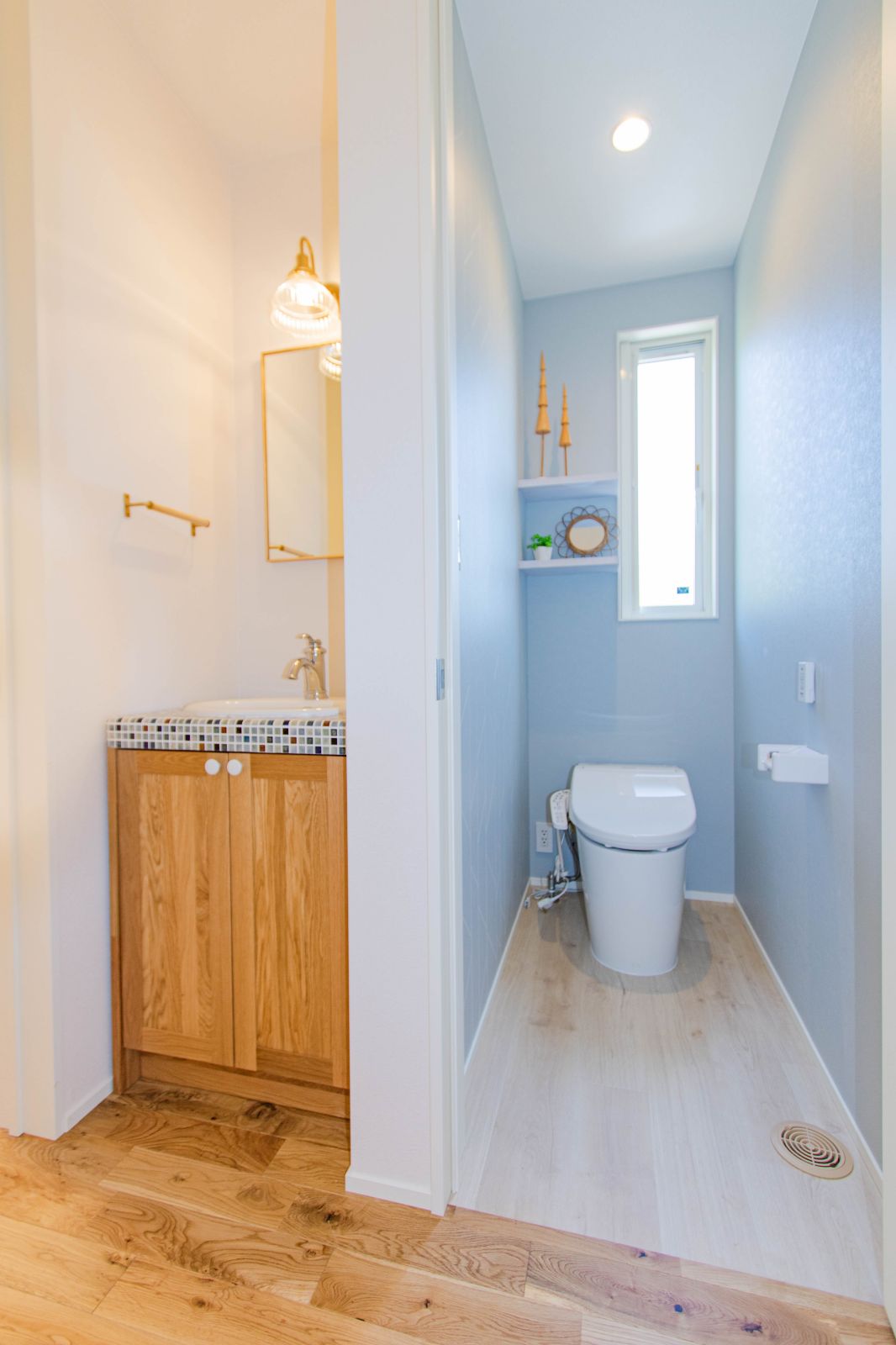 玄関は曇りガラスで、明るさを取り入れながらプライバシーを確保。<br />
洗面スペースは洗濯機を置いても広々の作業スペースを確保。<br />
２階にもトイレと手洗いを設置、気持ちが上がるタイル張りの洗面スペース。