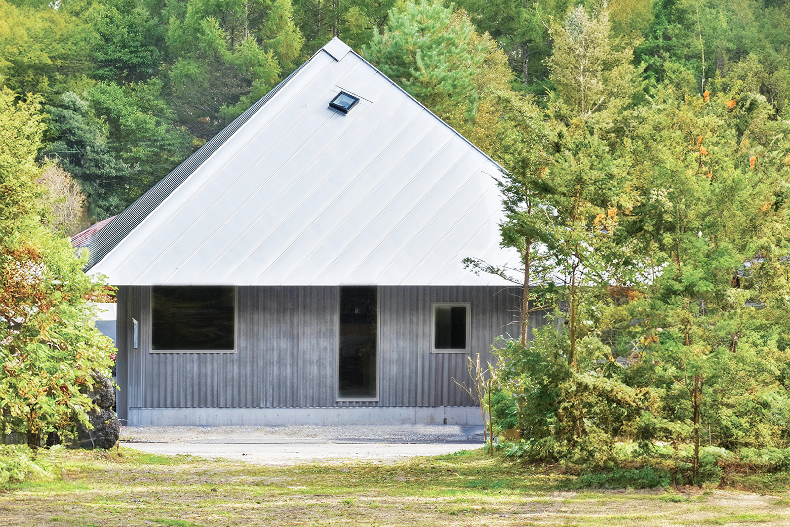 森の中に佇むデザイナーズハウス