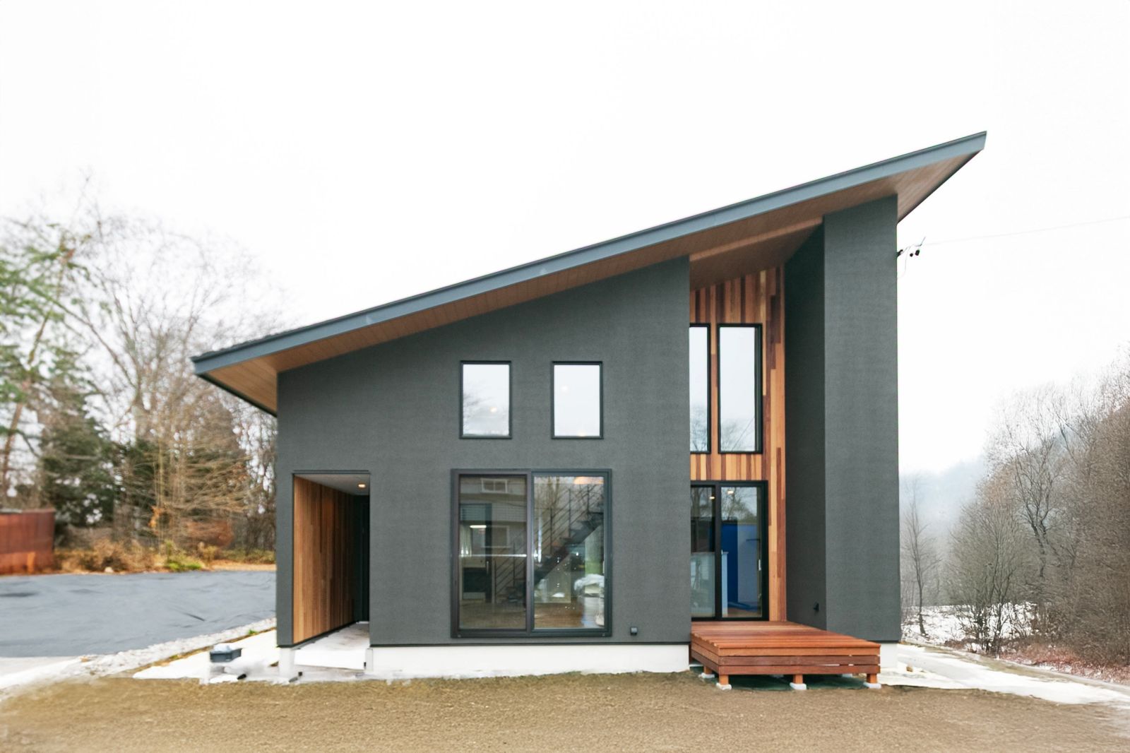 片流れが映える BLACK×WOOD のデザイナーズハウス