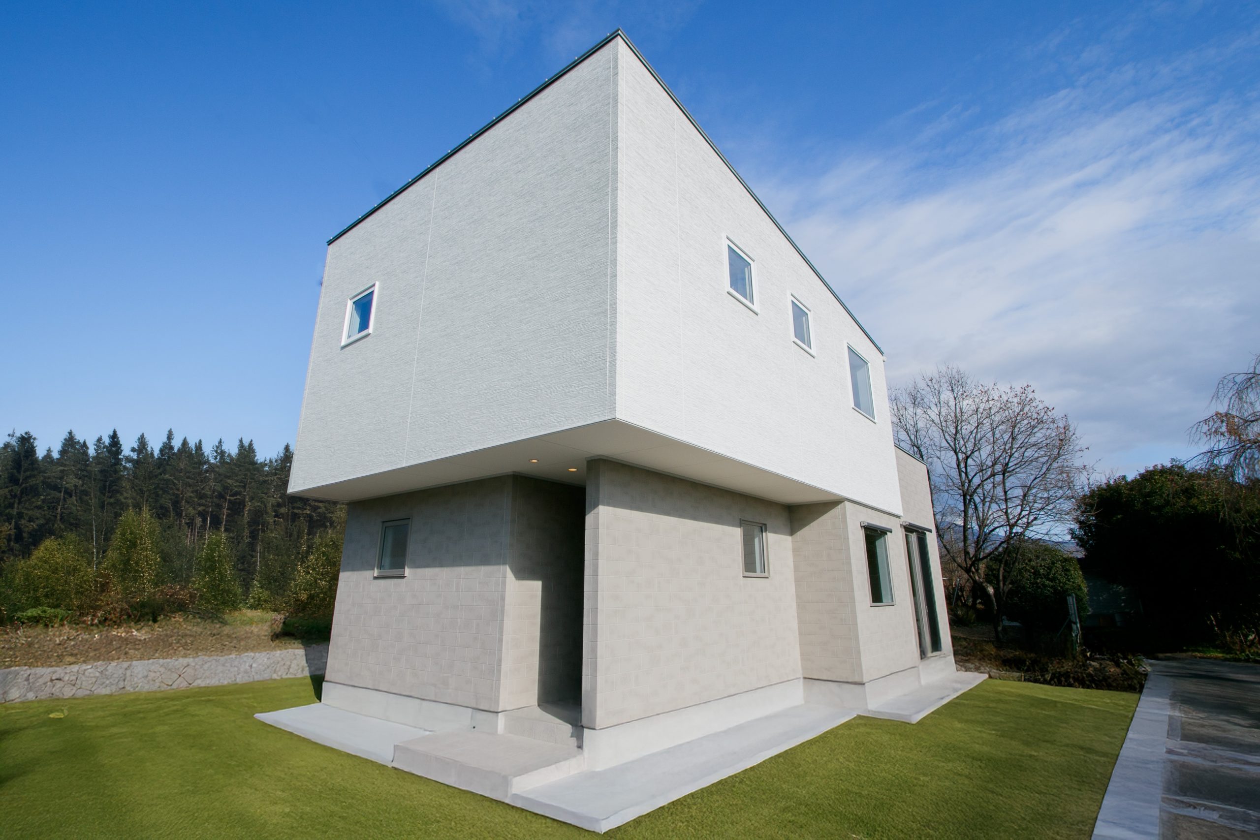 光が巡る、キューブ型デザインハウス