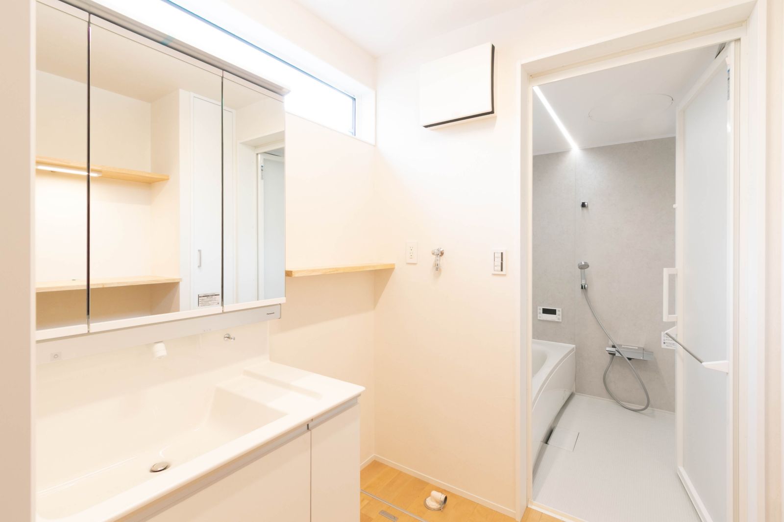 階段下・水周り