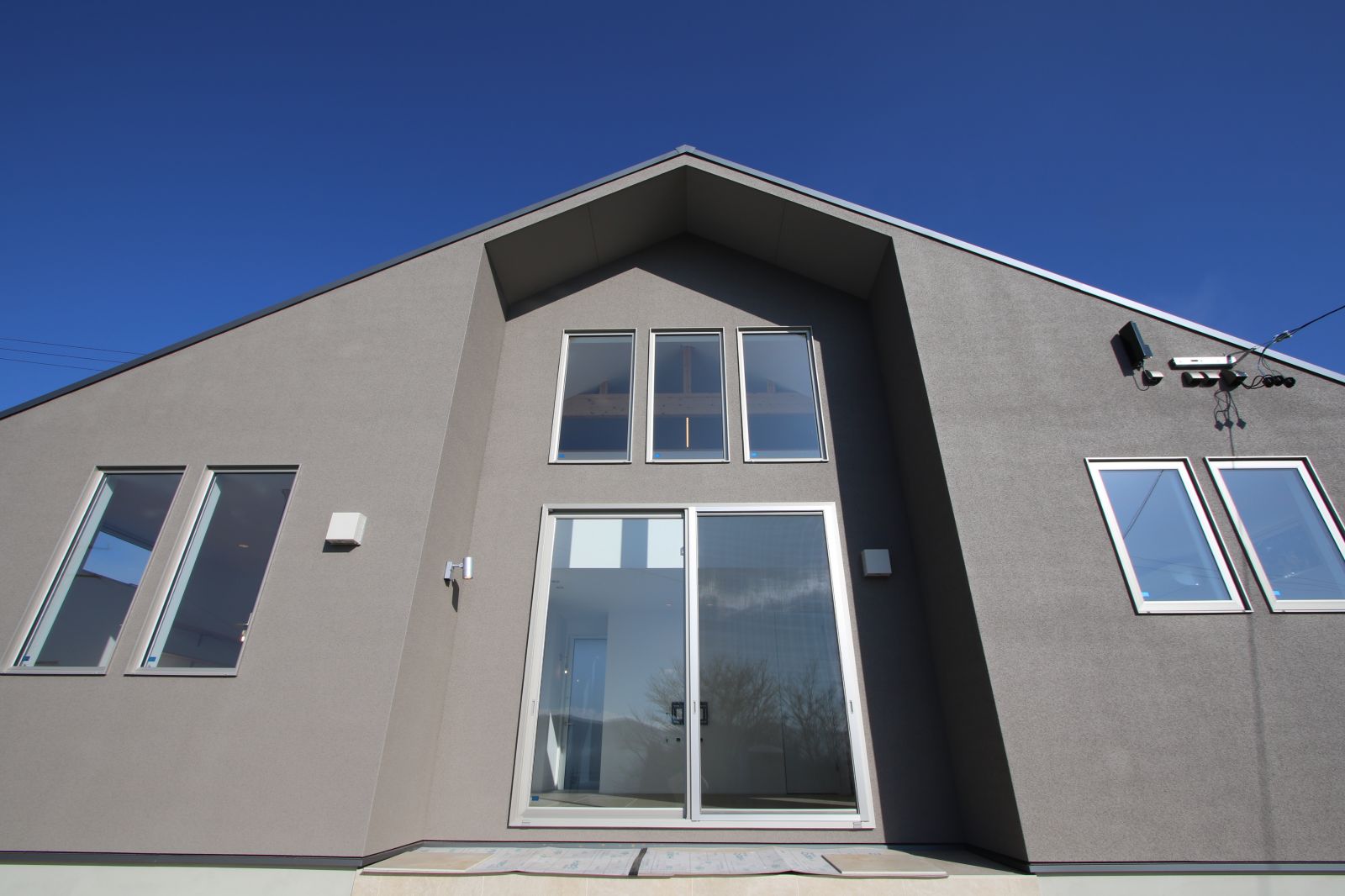 ミニマルで上質な、五角形の家