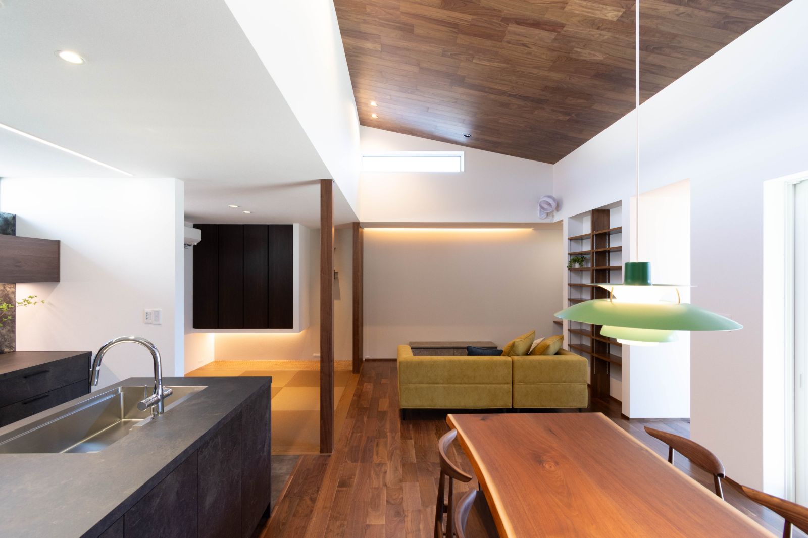 “コートハウス”キッチンから整っていく平屋