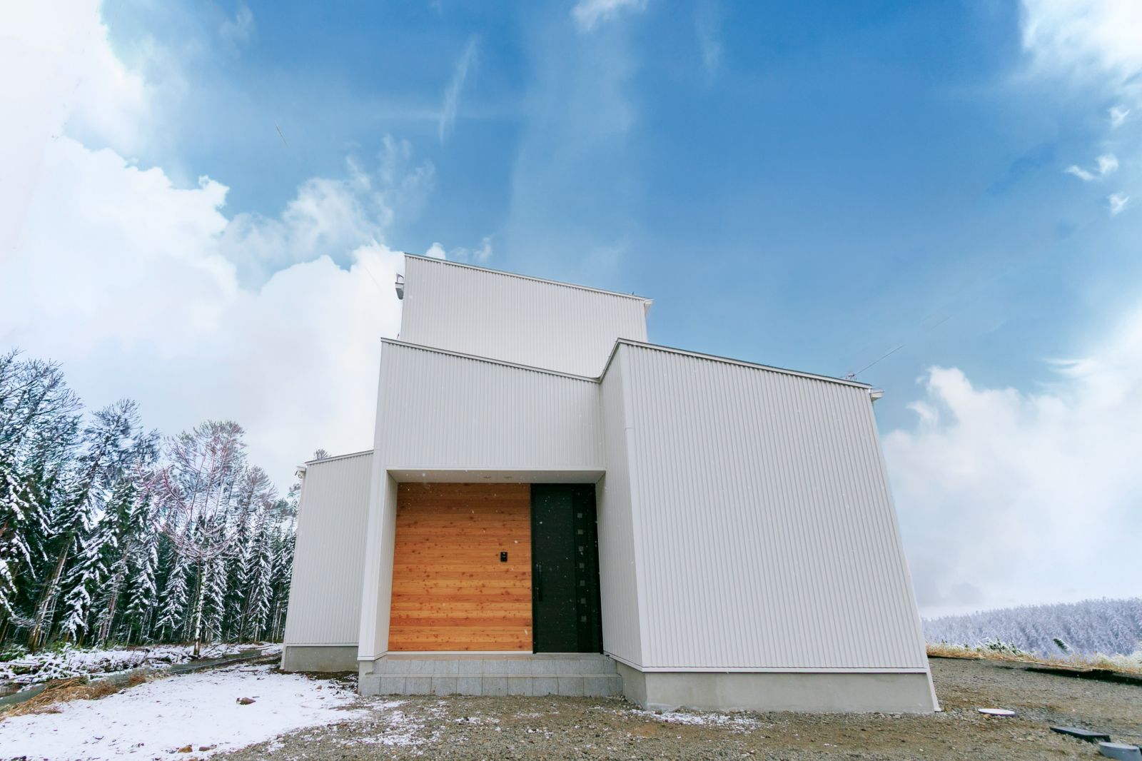 中央アルプスを臨むパティオのある家